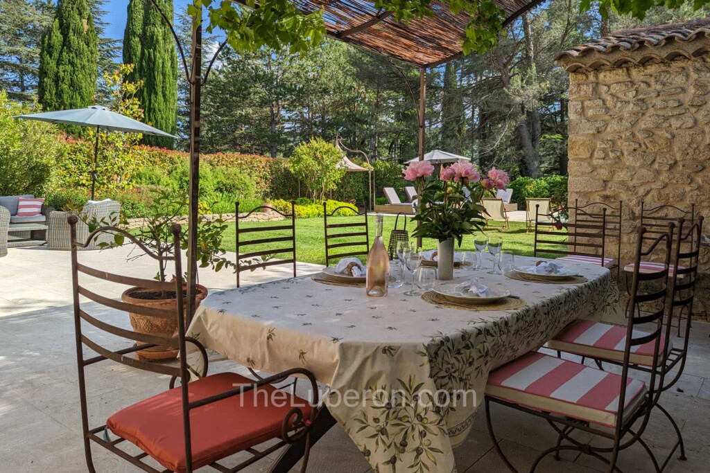 Diing table in provence garden