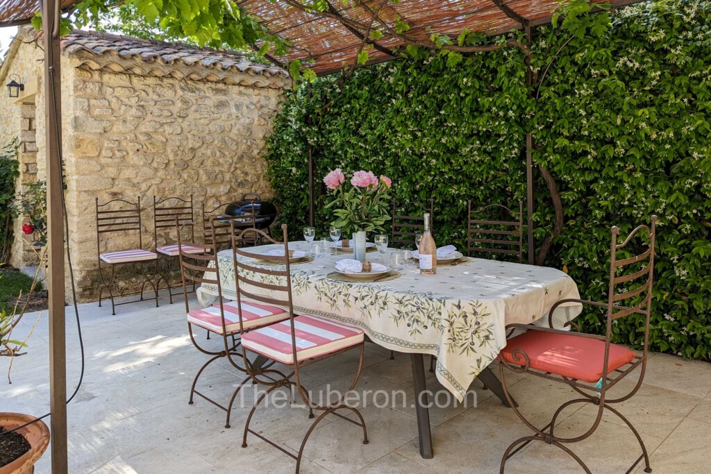 Outdoor dining and BBQ